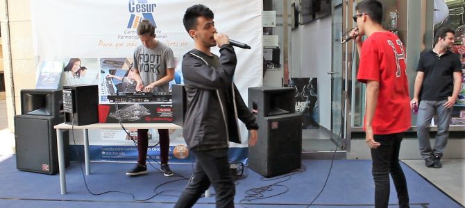 LOS ALUMNOS DE CESUR LLEVAN LA MÚSICA A LA CALLE LOS ALUMNOS DE CESUR LLEVAN LA MÚSICA A LA CALLE